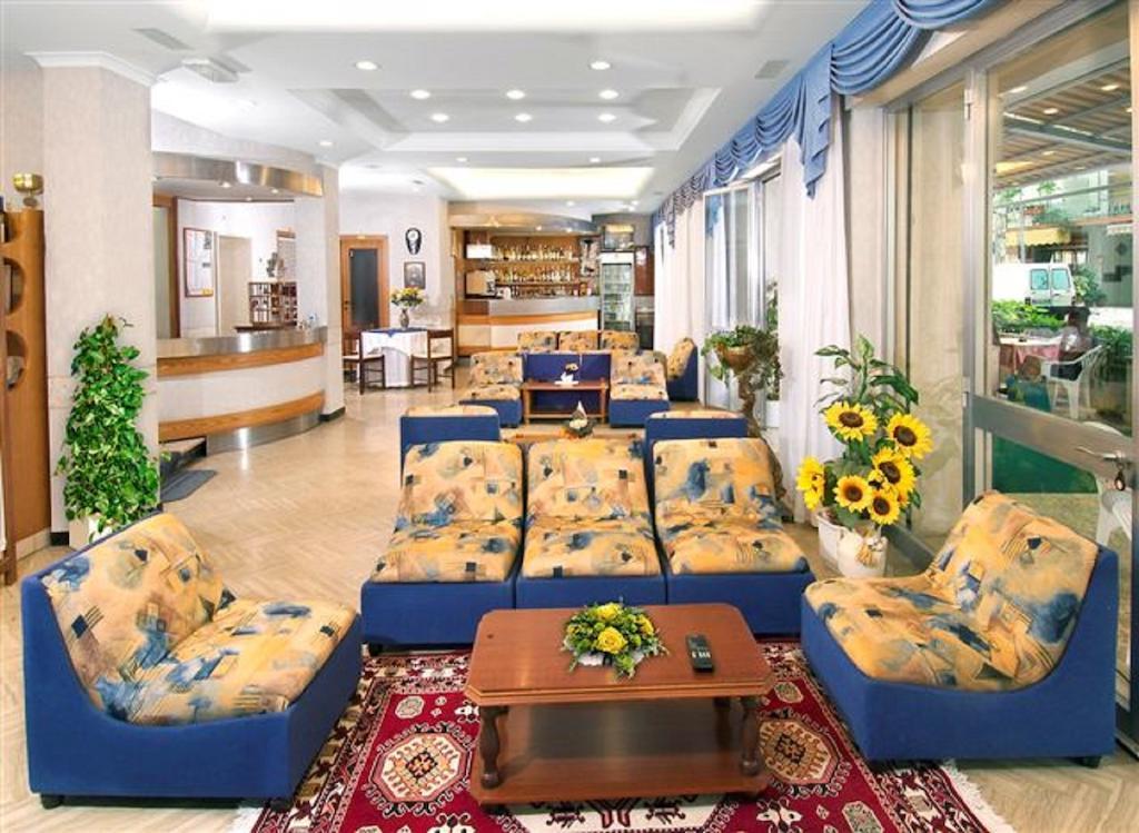 Hotel Arno Misano Adriatico Buitenkant foto
