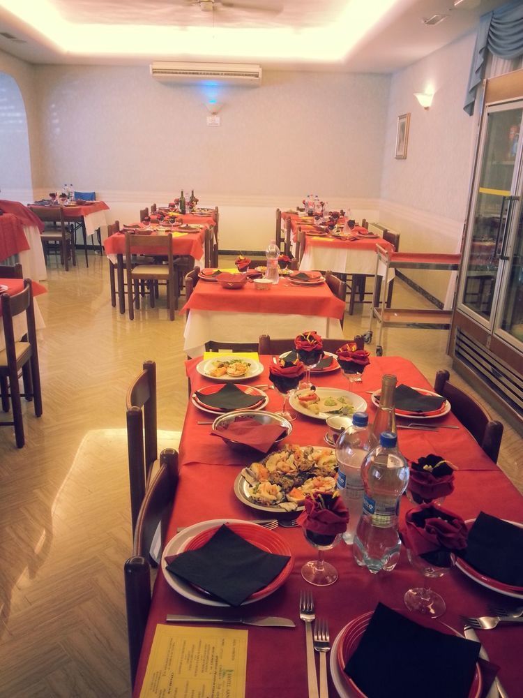 Hotel Arno Misano Adriatico Buitenkant foto