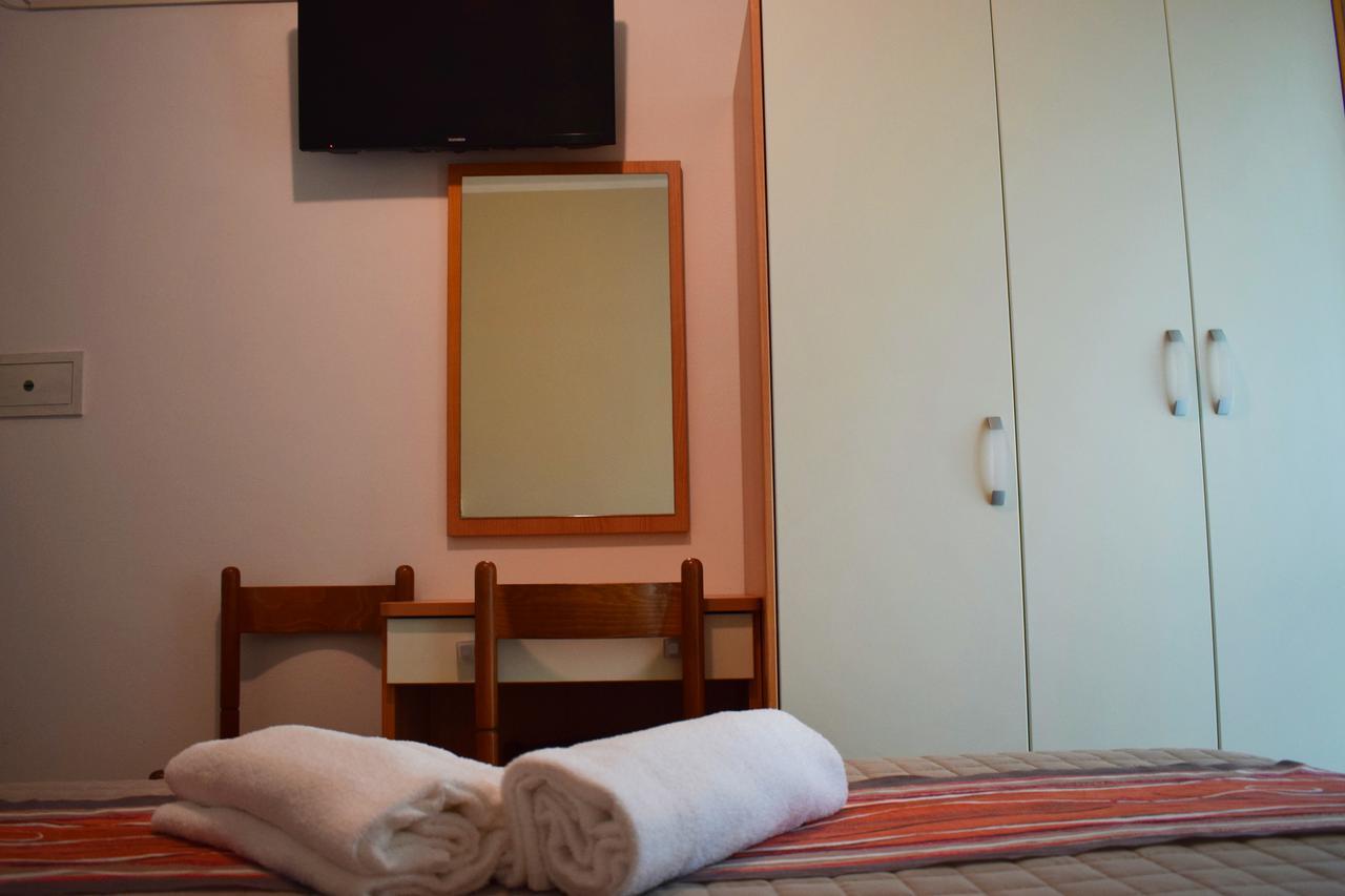 Hotel Arno Misano Adriatico Buitenkant foto