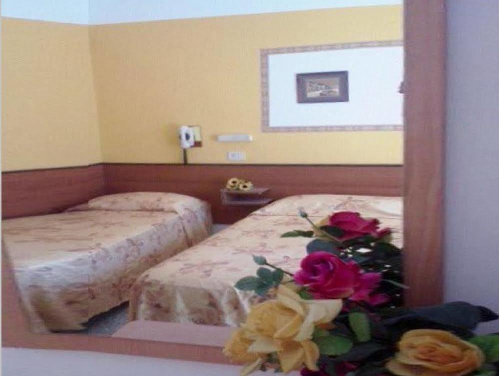 Hotel Arno Misano Adriatico Buitenkant foto