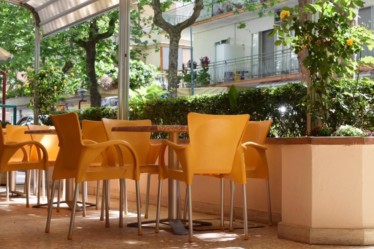 Hotel Arno Misano Adriatico Buitenkant foto